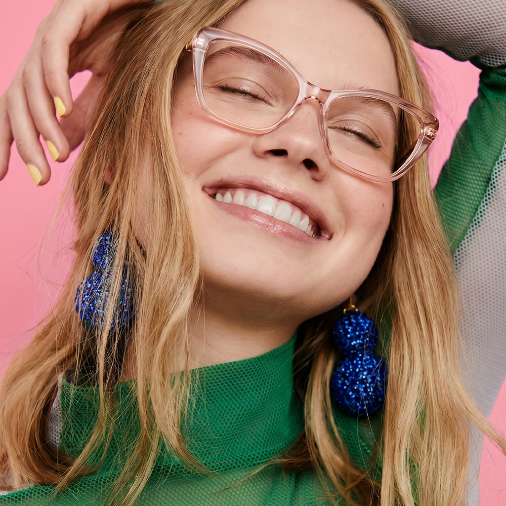 Gafas formuladas Roma con montura geométrica en acetato translúcido y detalles metálicos dorados, elegantes, ligeras y cómodas para uso diario.